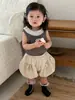 Conjunto de Três Peças Estilo Coreano Novo Estilo de Verão para Meninas com Roupa com Capuz para Proteção Solar, Colete Simples, Shorts de Botão de Flor, Terno para Meninas