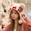 Balaclava de alta qualidade em pelúcia de urso fofa com pompom e orelhas para mulheres, quente e versátil para outono e inverno, proteção para as orelhas