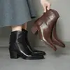 Botas Curtas de Salto Grosso Bico Fino de Luxo para Mulheres Outono e Inverno 2025 Botas Curtas de Salto Alto em Couro Genuíno Forradas com Lã Botas Chelsea com Zíper Lateral