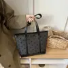 Bolsa tote grande simples de bolinhas para mulheres, nova bolsa de ombro retrô de outono de 2026, adequada para estudantes universitários usarem como bolsa de mão para as aulas