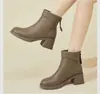 2026 Primavera y Otoño Nueva Industria de Calzado Fanghua Tacón Grueso Suela Suave Botines con Forro de Terciopelo Cálidos Antideslizantes Botas de Cuero para Madres de Mediana Edad y Ancianos