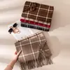 Cachecol outono e inverno para mulheres, versão coreana, estilo xadrez clássico, xale quente de imitação de caxemira para casais, versátil e espessado, adequado para estudantes
