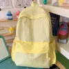 Mochila estudiantil a rayas verde claro de jazmín, estilo fresco y enérgico, ambiente de verano, mochila dulce para compras y sesión de fotos de chica