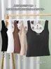 Elegante top sin mangas de tirantes anchos con espalda descubierta y corte cruzado para chicas con estilo, hecho de algodón puro, transpirable, con copas incorporadas, adecuado tanto para llevar solo como debajo de otra prenda.