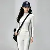 Conjunto de Ropa de Yoga para Mujer: Conjunto Deportivo de Dos Piezas con Chaqueta Corta de Cuello Alto con Cremallera y Hueso de Pescado, Rayas Laterales y Pantalones de Cintura Alta Ligeramente Acampanados