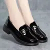 Mocassins de couro envernizado para mulheres, coleção de primavera, salto médio, novo estilo 2026, salto grosso, sapatos femininos, sapatos para mulheres de meia-idade, scarpins de bico fechado