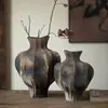 Jarrón de flores irregular estilo chino inspirado en Zen en negro y marrón con un diseño texturizado y angular, adecuado para la entrada de una casa de huéspedes, exhibición de arte con ramas secas, y viene con envío gratuito