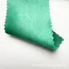 Tejido de satén elástico, grueso y brillante con una caída suave, que presenta un efecto reluciente de seda artificial, adecuado para disfraces de baile y ropa formal.