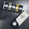 Calcetines Casuales de Algodón para Hombres y Mujeres, Algodón por Dentro y por Fuera, Caña Media, Color Sólido, Cinco Pares en una Caja, Desodorantes y Absorbentes de Sudor, Otoño e Invierno 2025