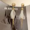 Pendientes Largos de Borla de Pétalos Blancos Super Hada de Gama Alta Nuevo de Moda Accesible Lujo de Nicho Pendientes Adelgazantes Q