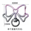 Pintura Galvanizada de Alta Calidad Colgante Degradado de Dos Tonos Corte Calado Lazo Hebilla de Resorte Accesorios de Joyería DIY Llavero Colgante para Bolsa