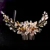 Acessórios de cabelo de noiva mais vendidos transfronteiriços, tiara de flor de pérola, pente de cabelo feito à mão, conjunto de grampos e palitos de cabelo para fotografia de viagem de casamento