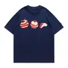 Camiseta de manga corta estilo universitario de seda de leche, nuevo modelo de verano con tres estampados de manzanas, corte holgado con mangas descubiertas, top para estudiante