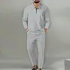 Conjunto de moda de otoño para hombre: polo waffle holgado de manga larga con cuello camisero y pantalones deportivos casuales modernos