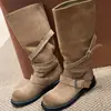 Coleção Europeia 2026 Outono/Inverno Novas Botas Femininas de Cano Médio em Couro Genuíno Estilo Vintage Fivela Desgastada Franzidas