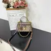 Bolsa Quadrada Pequena Vintage Monica Qiqi 2026 Nova Moda Versátil Bolsa Transversal Bolsa de Mão com Corrente de Alto Padrão