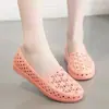 Zapatos de Enfermera Estilo Nuevo, Sandalias Blancas de Plástico para Mujer de Verano, Zapatos Cómodos para Mamá de Suela Suave, Zapatos Planos de Playa con Pedrería para Mujer, Botas de Lluvia para Mujer