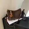 Bolsa de Ombro Única de Alto Valor Moda Retrô Chegada Nova Outono 2026 Grande Capacidade Nicho para Deslocamento Manual de Mão ou de Ombro