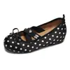 Sapatos rasos de salto alto com bolinhas estilo francês para mulheres, novo modelo verão 2026, adequados para combinar com saias, sapatos Mary Jane retrô com sola macia
