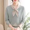 El atuendo de otoño de mamá: Top de punto con cuello en V y lazo, conjunto de camisas base finas elegantes y rejuvenecedoras para mujeres de mediana edad y mayores