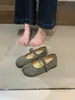 Sapatos femininos estilo retrô de camurça com bico dividido estilo casco de porco, novos mocassins versáteis de sola macia para o outono de 2026
