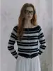 Camisa básica de malha listrada color-block estilo retrô francês, ombro a ombro, para mulheres, início do outono, madura e única, de manga comprida, com caimento solto