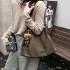 Bolsa de camurça casual retrô, nova coleção 2026, bolsa versátil para o dia a dia para mulheres, bolsa de ombro moderna e de grande capacidade