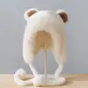 Chapéu de Pelúcia com Orelhas de Urso para Mulheres no Inverno com Tiras, Novo Chapéu Lei Feng Versátil com Proteção Auricular, Chapéu Pulôver de Ciclismo Estilo Coreano com Cúpula