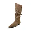 Aumento interno de altura de 4cm ~ Botas de cano médio empilhadas estilo coreano de bico fino com tira de fivela plissada para mulheres