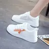 Ventas Directas de Fábrica Verano 2025 Nuevos Zapatos Transpirables para Mujer Malla Suela Gruesa Zapatos Blancos Versátiles Deportivos Suela Gruesa Zapatos Casuales