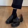 Mocassins de couro genuíno com sola grossa para mulheres, estilo britânico, novo modelo 2026, sapatos de salto grosso tipo slip-on com tiras de fivela dupla, sapatos casuais de couro