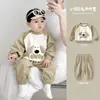 Macacão de Bebê Outono Novo Estilo Moda para Menino Fato Dividido Elegante de Três Peças Roupas de Menino Roupas Casuais para Passeio Primavera e Outono Tendência