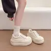 Tênis estudantil de sola grossa, sapatos brancos versáteis para mulheres, perfeitos para baixinhas, estilo plataforma, coleção primavera/outono 2026, novo design casual, super macio e estiloso