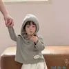 2026 Conjunto de Dos Piezas para Bebé y Niño Pequeño con Sudadera con Capucha de Manga Larga Rayada Retro Versátil de Otoño y Pantalones Casuales Sueltos