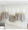 Estante de exhibición para tienda de ropa simple poste de ropa montado en la pared colgador lateral creativo acero inoxidable tienda de mujeres estante plateado