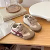 Zapatos Deportivos Infantiles 2026 Primavera y Otoño Nuevos de Velcro Casuales para Niños Suela Suave Antideslizante para Niñas Suela Suave Zapatos Forrest Gump