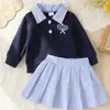 Conjunto feminino estilo britânico, nova coleção de outono: moletom com gola de camisa e saia plissada listrada, elegante e moderno