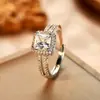 Anel Quadrado com Diamante Sintético Europeu e Americano para Mulheres Classe de Luxo Luxo Acessível Anel de Diamante Super Brilhante Anel de Design Aberto Personalizado