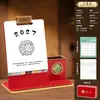 Índice para Archivador de Hojas Sueltas Soporte de Madera Portabolígrafos Calendario de Escritorio 2027 Logo Personalizado Adorno de Negocios Calendario Personalizado Publicidad Corporativa