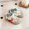 Tênis Infantil 2025 Primavera Novos Sapatos Esportivos de Menina Sapatos de Treino de Couro Genuíno Sapatos de Menino Sapatos Brancos Infantis Médios e Grandes