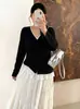 Cardigã de tricô com decote V e detalhes em renda para mulheres plus size, coleção outono 2026, projetado para mulheres curvilíneas, com um visual suave e jovem, apresentando detalhes em patchwork