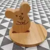 Soporte de Teléfono Móvil de Conejo Giratorio de Madera Año del Conejo Zodiaco Soporte de Teléfono Móvil de Madera Maciza Tamaño Forma Logo Grabado