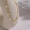 Collar Cruzado Europeo y Americano de Conchas, Perlas y Perlas de Mijo para Niñas, Acero de Titanio de Gama Alta, Nicho, Versátil, Chapado en Oro de 18K
