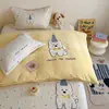 Bonita Colcha de Dibujos Animados de Terciopelo de Leche para Otoño e Invierno con Parche Bordado Juego de Tres Piezas con la Misma Funda de Edredón Juego de Cuatro Piezas con Acolchado de Algodón a Heattech