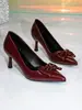 Sapatos de salto alto com laço de couro envernizado bordô para mulheres, sapatos de salto único elegantes de corte baixo, sapatos femininos da moda de estilo suave em estoque