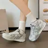 Verão 2026 Novo Estilo Coreano Malha Respirável Celebridade da Internet Casual Sapatos Forrest Gump Aumentadores de Altura Moda Versátil Cadarço Esportivos Sapatos Individuais
