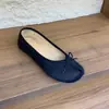 Sapatos femininos estilo francês de cetim plissado com laço e bico dividido (formato de casco de porco), novos mocassins planos slip-on da primavera de 2026