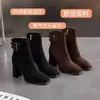 Botas de Salto Alto Quadradas Retrô Simples para Tornozelo 2026 Outono Novo Salto Grosso Zíper Lateral Versátil Elegante