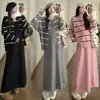 Conjunto de Vestido de Primavera para Maternidad en Stock, Tallas Grandes Moda Tendencia Mamá Nuevo Estilo Cárdigan de Punto Rayado Conjunto de Dos Piezas