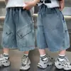 Shorts jeans para meninos, estilo fino de verão, novo modelo 2026, roupa de verão infantil estilosa e da moda, shorts para meninos na altura do joelho